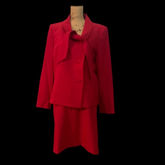 Woman’s Red Le Suit 14 - Picture 2 of 7